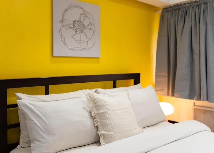 Greenbelt Makati With Balcony & Park Views *